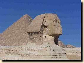Le Sphinx devant la pyramide de Chops